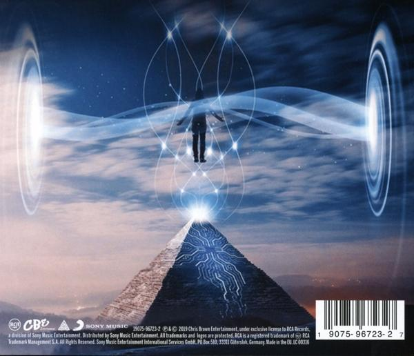 Eine Person steht zwischen zwei leuchtenden Portalen. Im Vordergrund befindet sich eine Pyramide mit blauen Linien. Der Hintergrund zeigt einen Sternenhimmel.