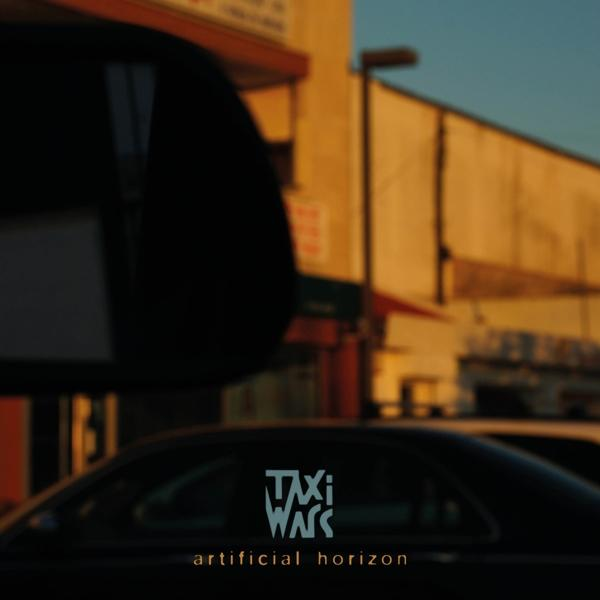 Pochette d'album. Le mot 'Taxi Wars' est visible sur une vitre de voiture. L'arrière-plan montre une scène de rue.