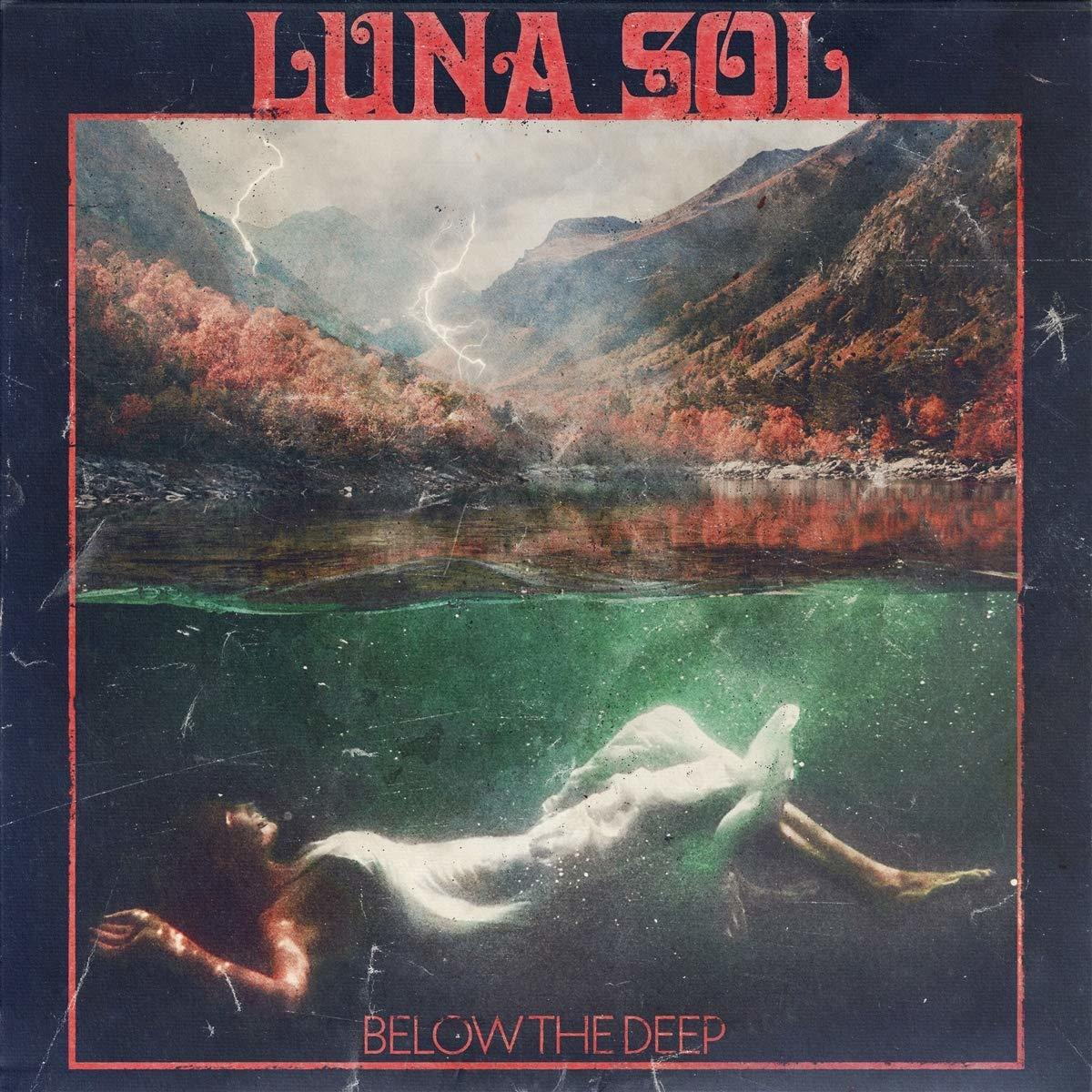 Albumcover mit einer Frau unter Wasser und Bergen im Hintergrund. Rotes und blaues Farbschema.