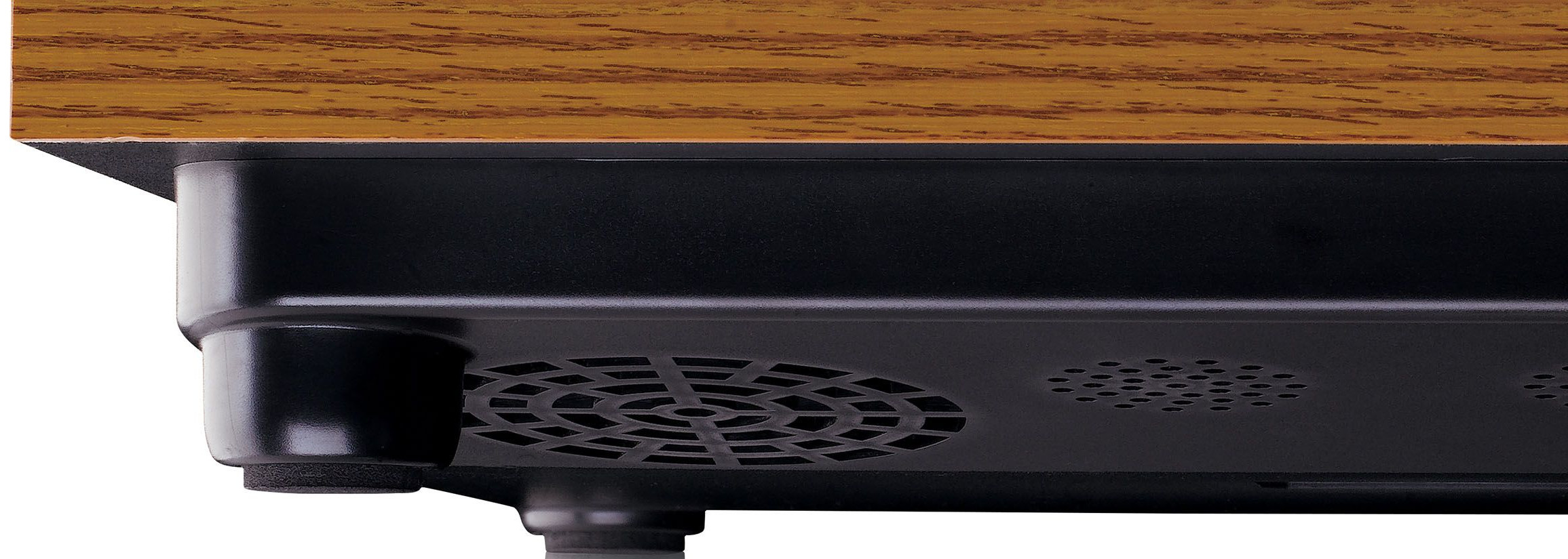 Gros plan du dessous d'une table en bois avec une base noire et des fentes d'aération.
