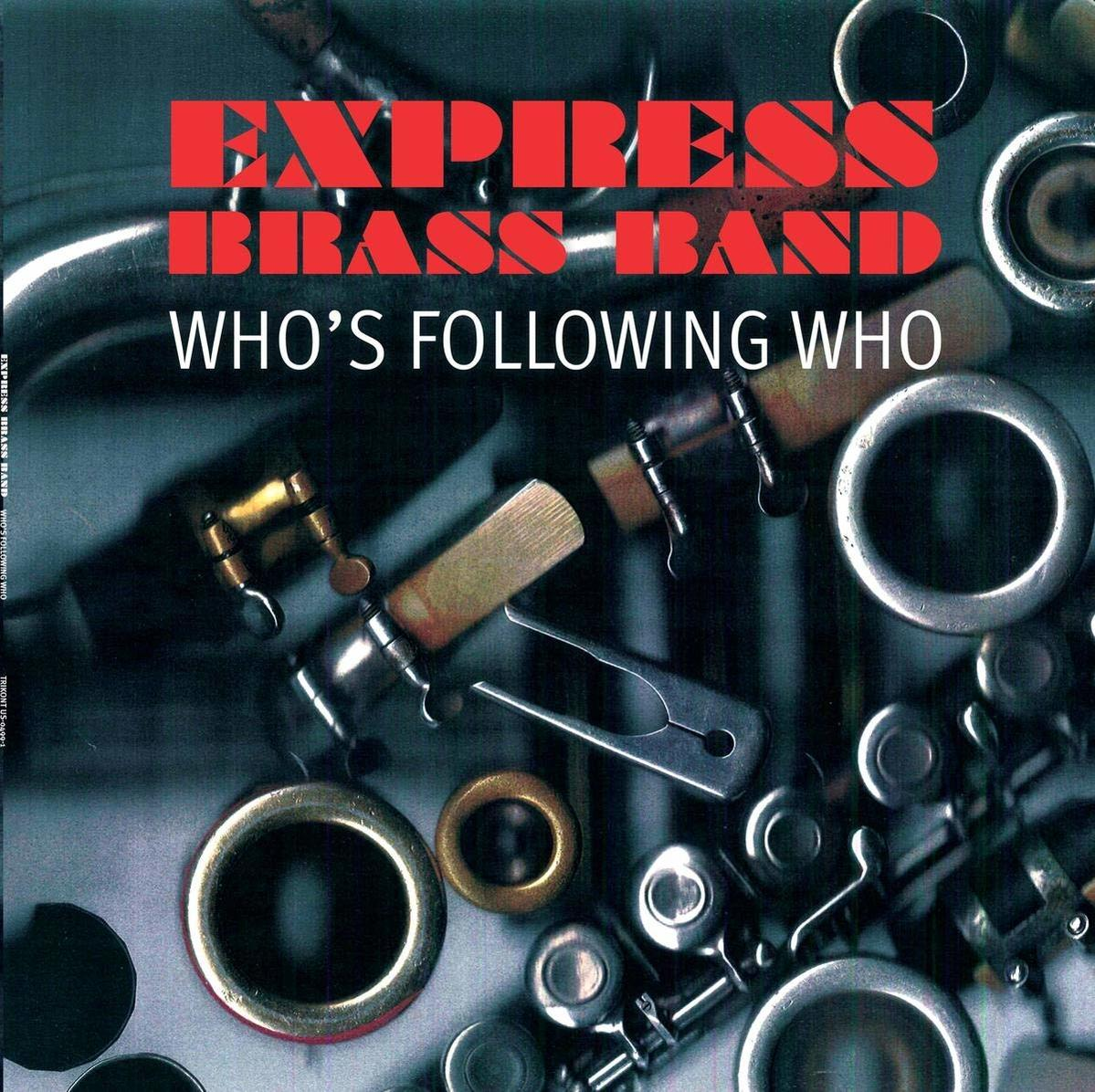 Albumcover mit Text und Musikinstrumententeilen auf dunklem Hintergrund.