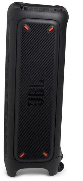 Schwarzer JBL-Lautsprecher mit orangefarbenen Akzenten. Der Lautsprecher hat eine geriffelte schwarze Front- und Seitenverkleidung.