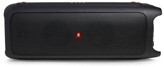 Schwarzer JBL-Lautsprecher mit rotem JBL-Logo auf der Vorderseite. Rechteckige Form.