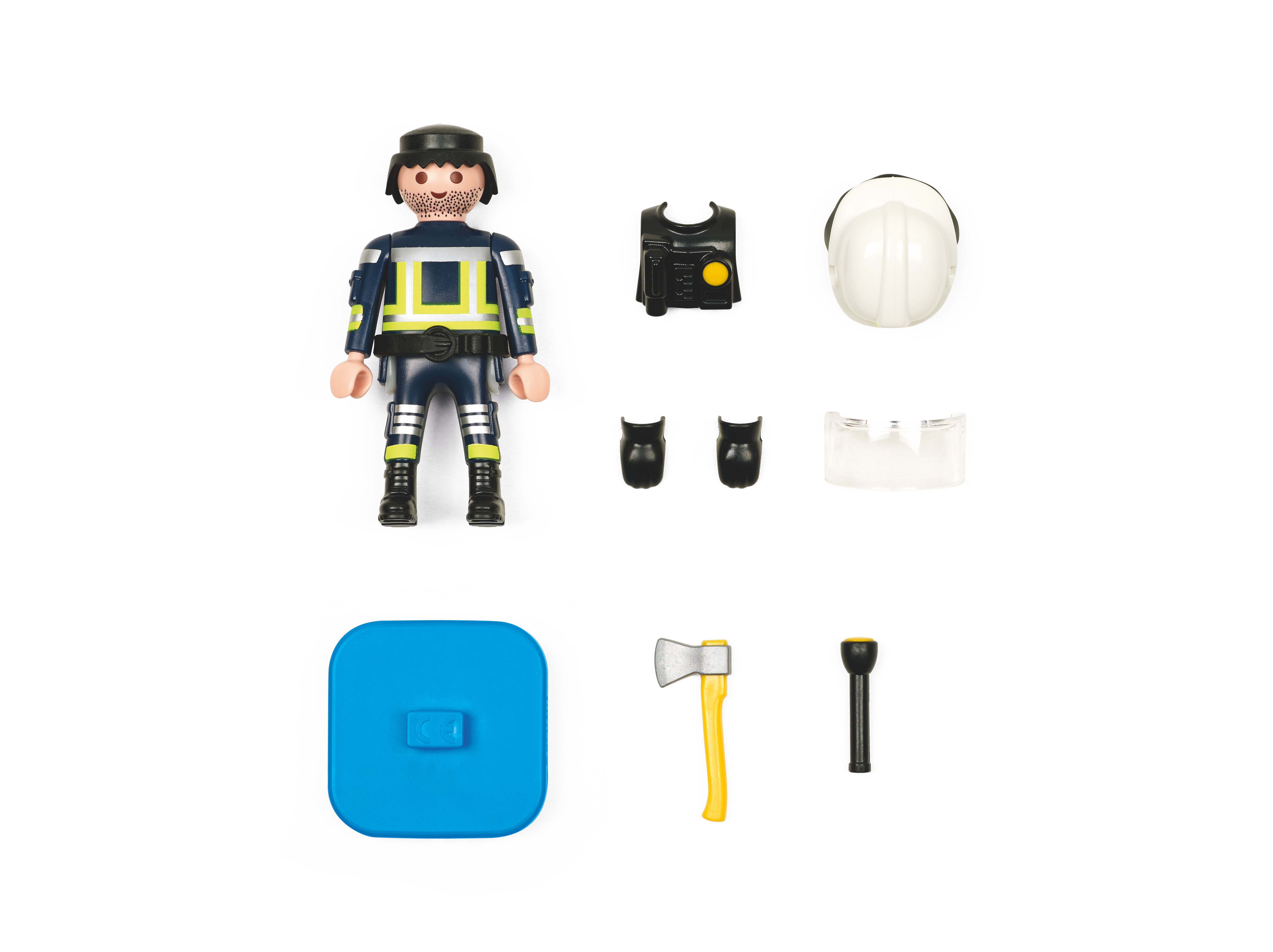 Eine Feuerwehrfigur und ihre Ausrüstung, einschließlich Helm, Axt und verschiedener Ausrüstung. Auf weißem Grund.