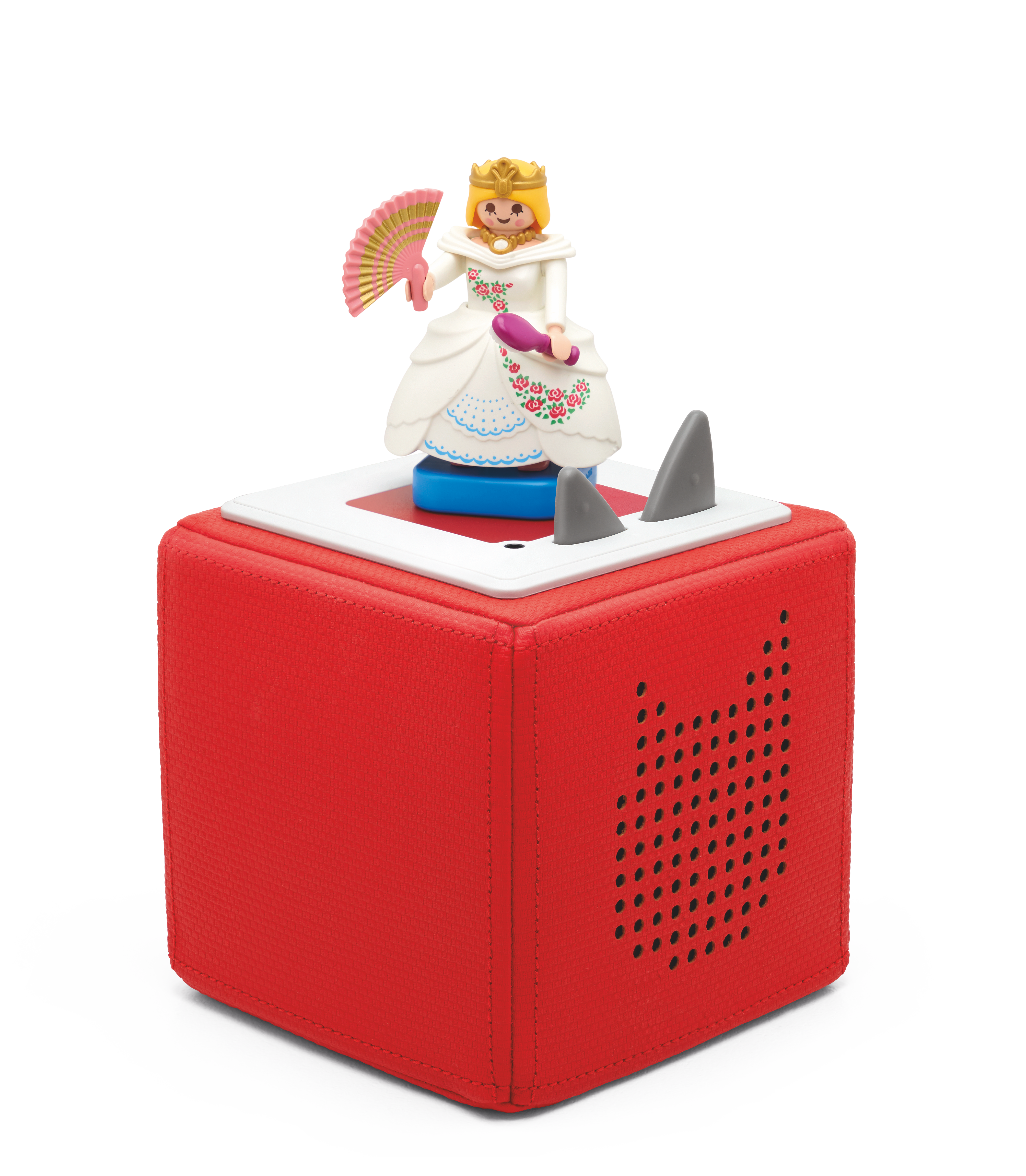 Roter Würfel mit einer Spielzeugprinzessin, die einen Fächer hält. Das Spielzeug sitzt auf einer weißen Platte.