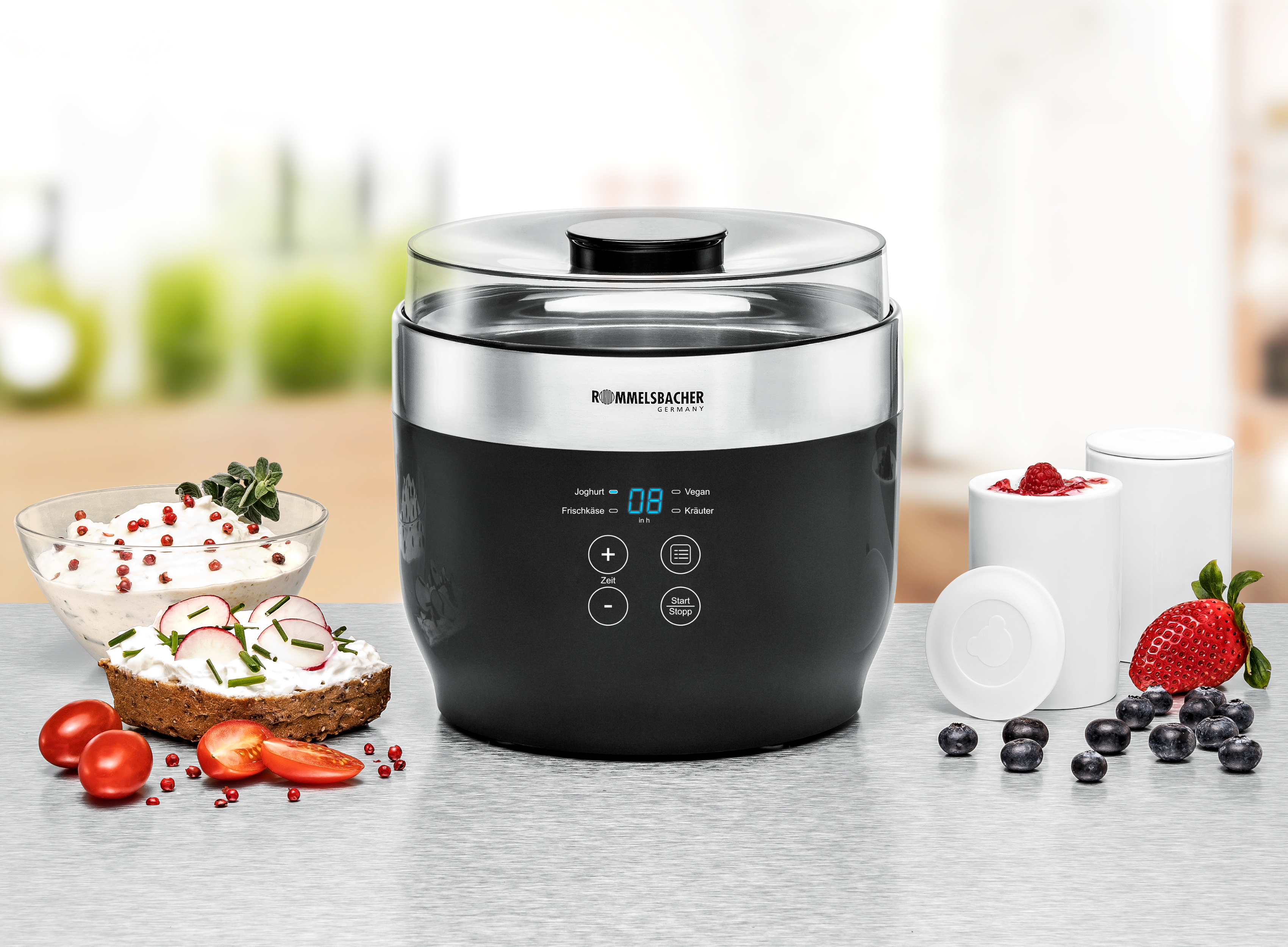 Joghurtbereiter mit Zutaten wie Tomaten, Blaubeeren und Joghurt.