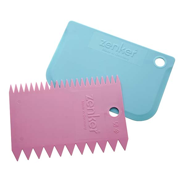 Zwei Küchenutensilien aus Kunststoff. Eines rosa mit gezahntem Rand und eines hellblau, beide mit "zenker" und "Made in Germany" bedruckt.