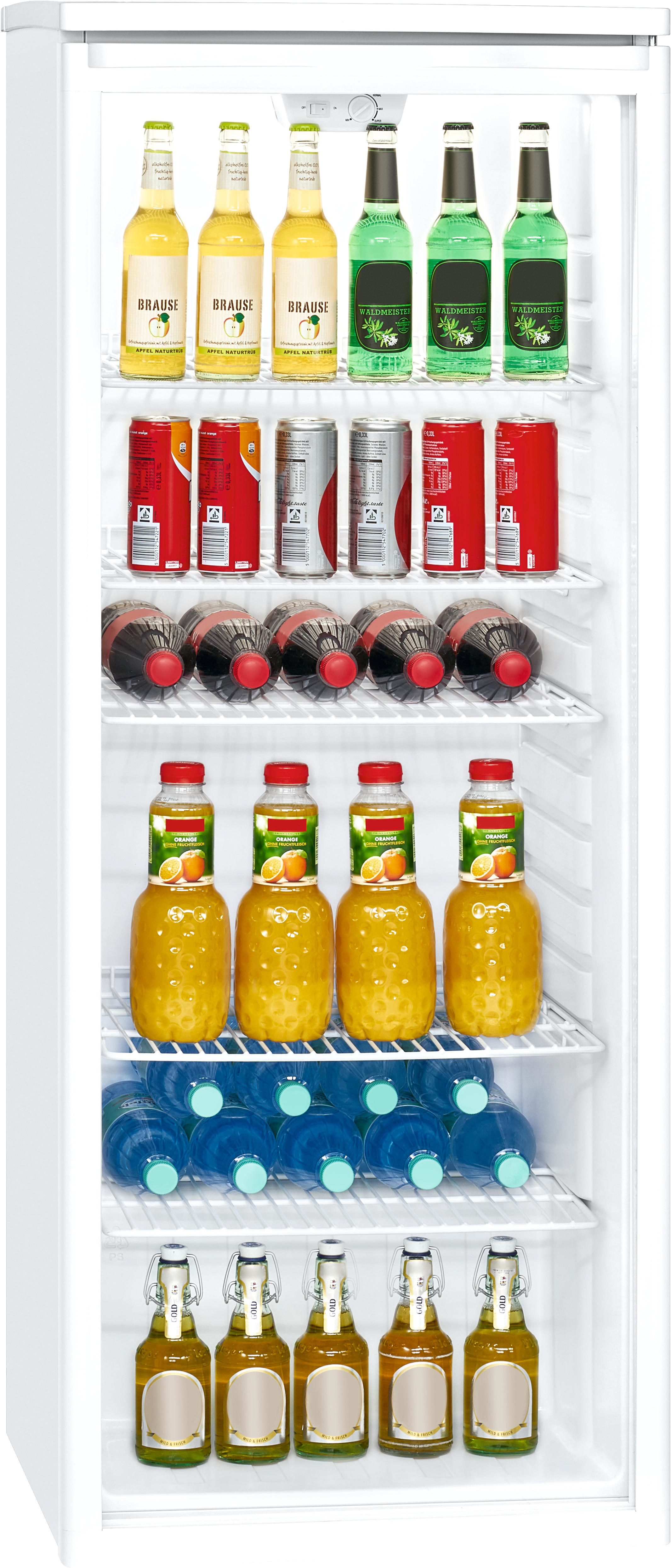 Ein weißer Kühlschrank voller Getränke: Saftflaschen, Limonadendosen und Bierflaschen.