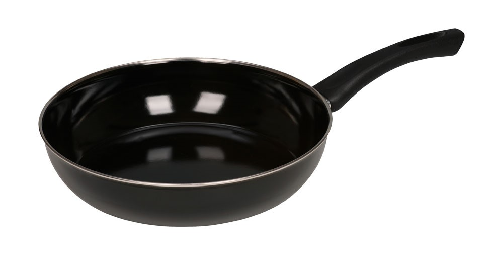 Schwarze Bratpfanne mit schwarzem Griff, auf weißem Hintergrund.