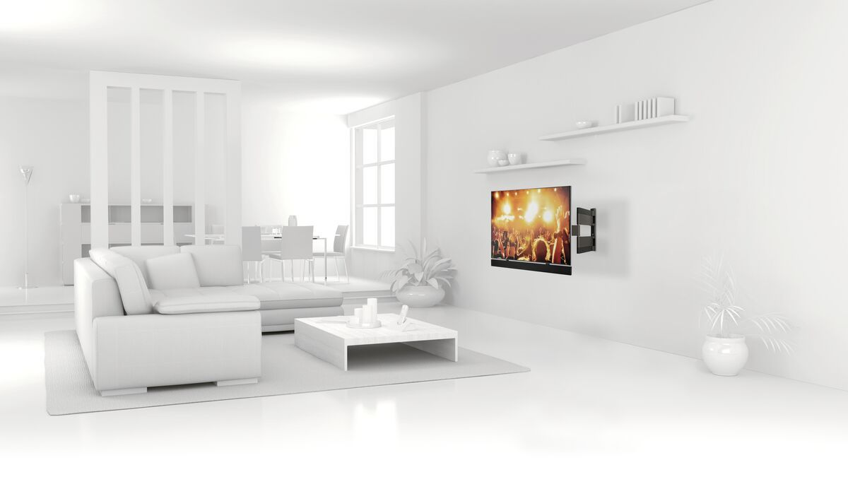 Pièce blanche avec une télévision murale et un canapé. La pièce est entièrement blanche.