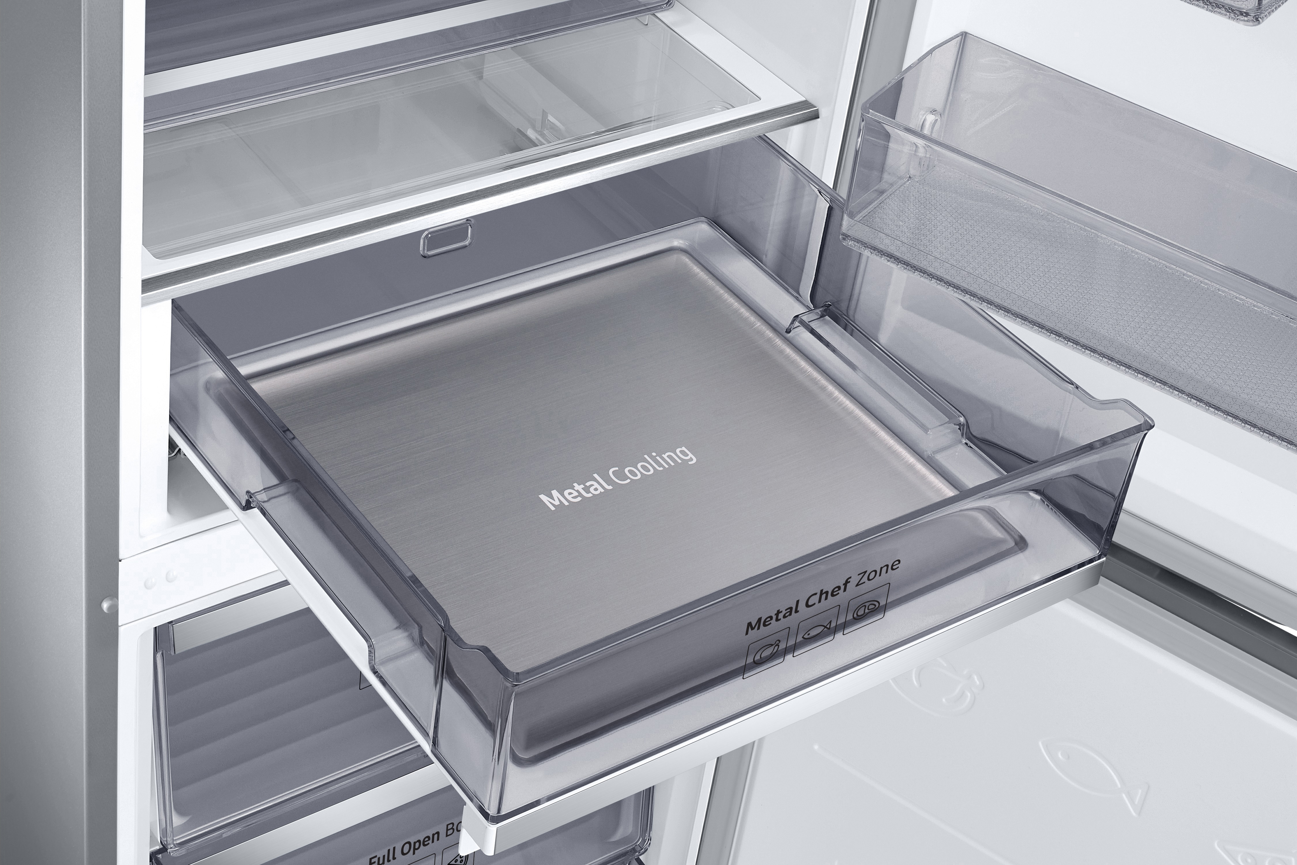 Nahaufnahme einer Kühlschublade mit der Aufschrift 'Metal Cooling' in einem Kühlfach. Klarer Kunststoff.