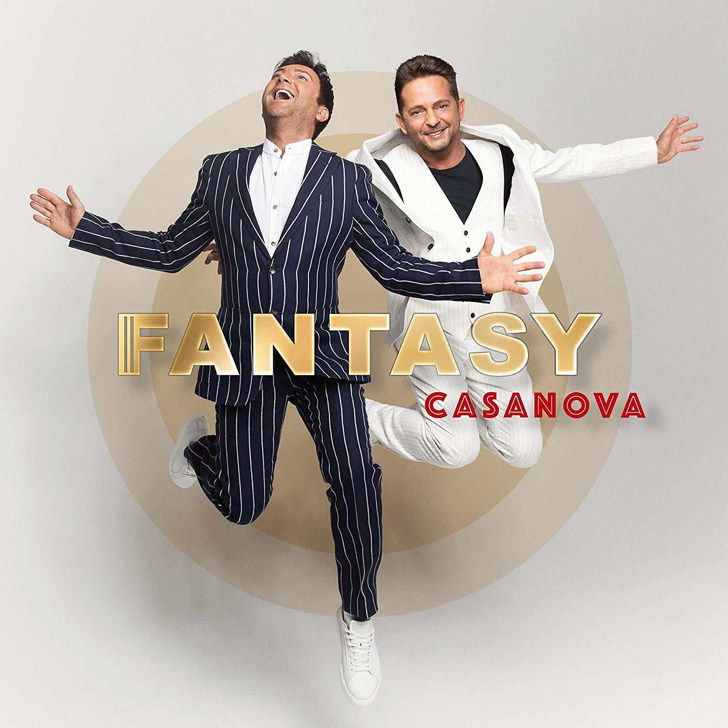 Zwei Männer springen in die Luft, über ihnen steht das Wort 'FANTASY' und 'CASANOVA'.