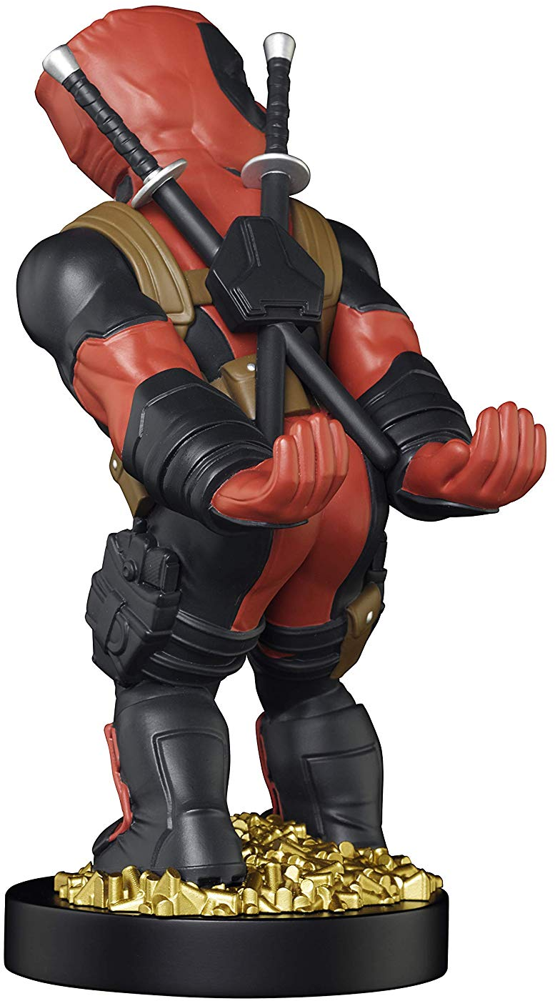 Figurine Deadpool avec épées dans le dos, sur une base de pièces d'or, sur fond blanc.