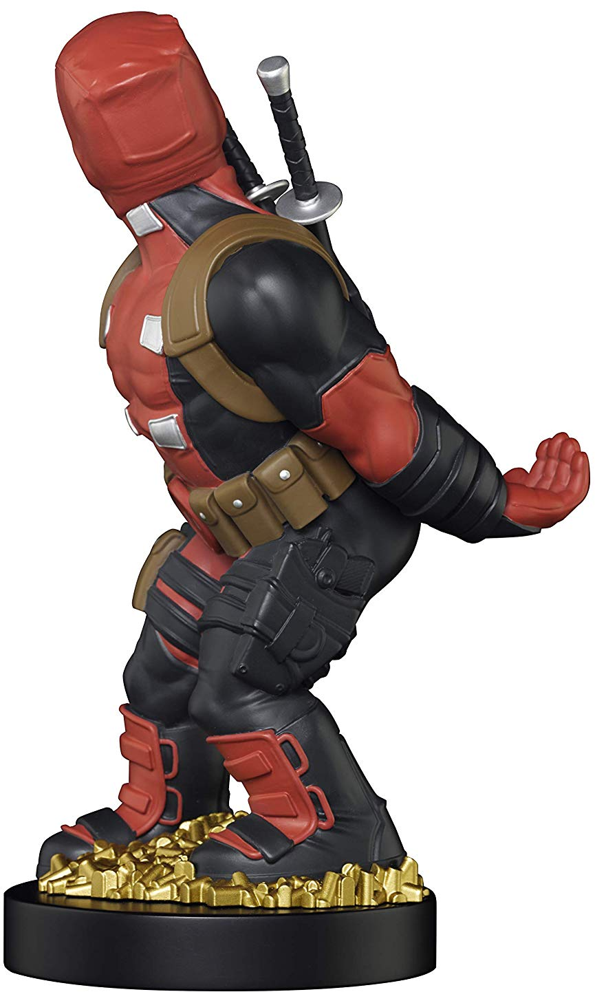 Figurine Deadpool debout sur des pièces d'or avec des épées.