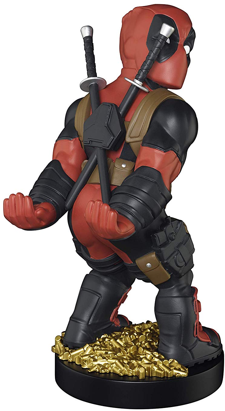 Figurine Deadpool, tenant des épées, debout sur des pièces d'or.