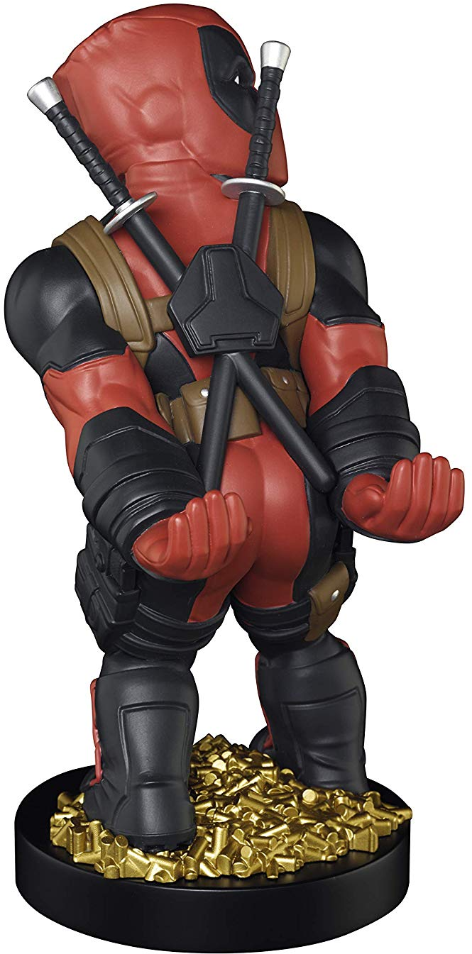 Figurine Deadpool avec des épées sur le dos et un tas de pièces d'or sur une base noire.