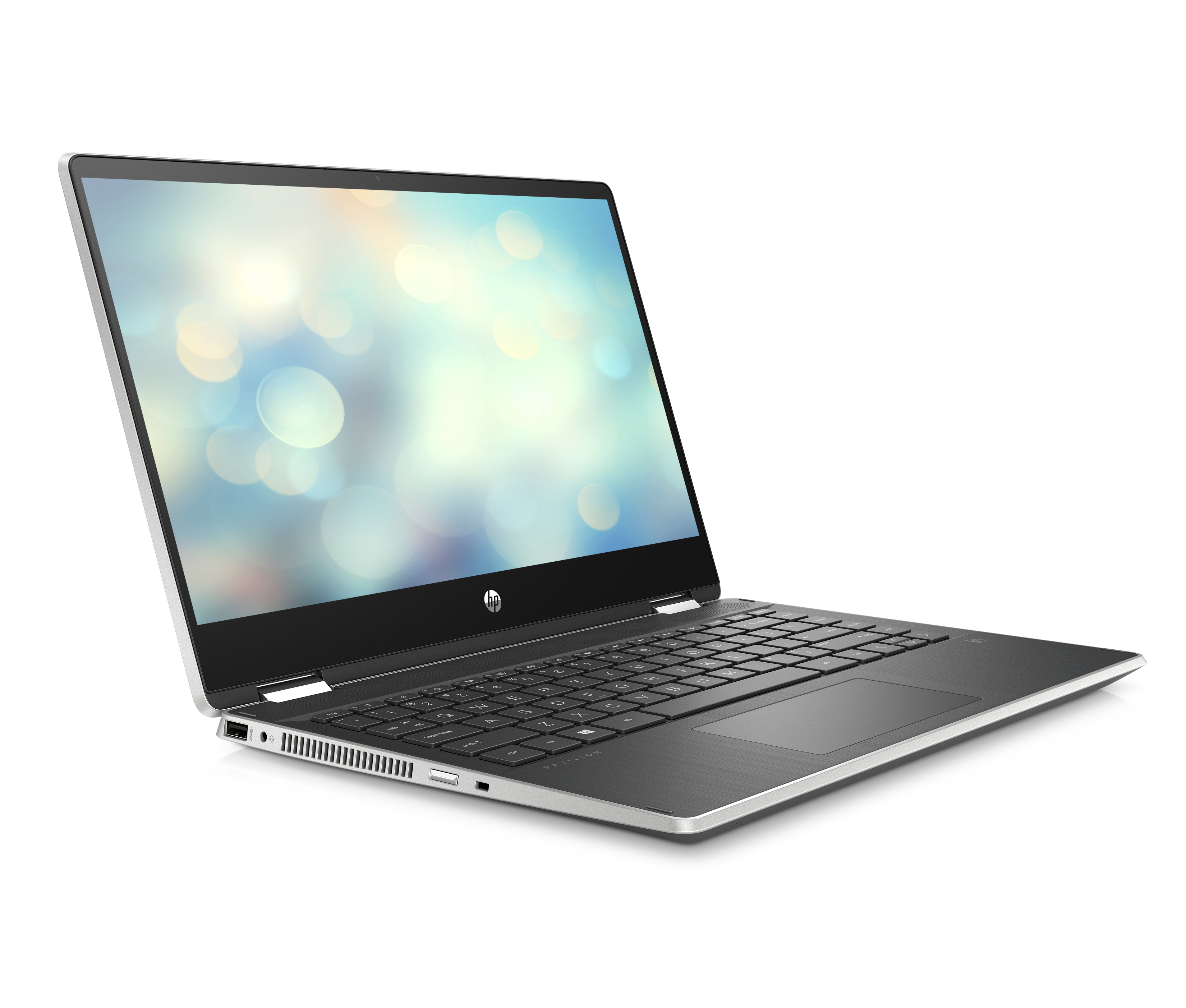 Geöffneter HP-Laptop mit hellem Bildschirm, der Bokeh zeigt, auf weißem Hintergrund.
