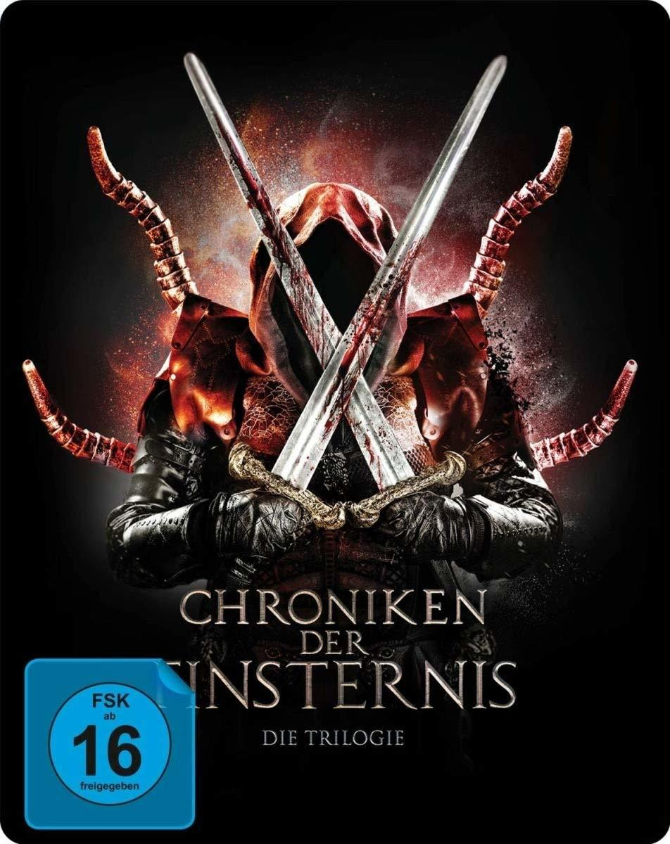 Filmcover mit einer Kapuzenfigur, die zwei Schwerter hält. Der Titel ist auf Deutsch.