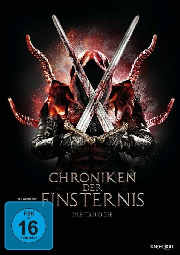 Filmposter zeigt eine Kapuzenfigur mit blutigen Schwertern. Dunkler Hintergrund mit deutschem Text.