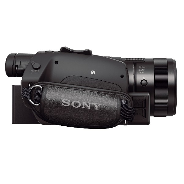 Videocámara Sony negra con correa, botones y lente, vista en ángulo, sobre fondo blanco.