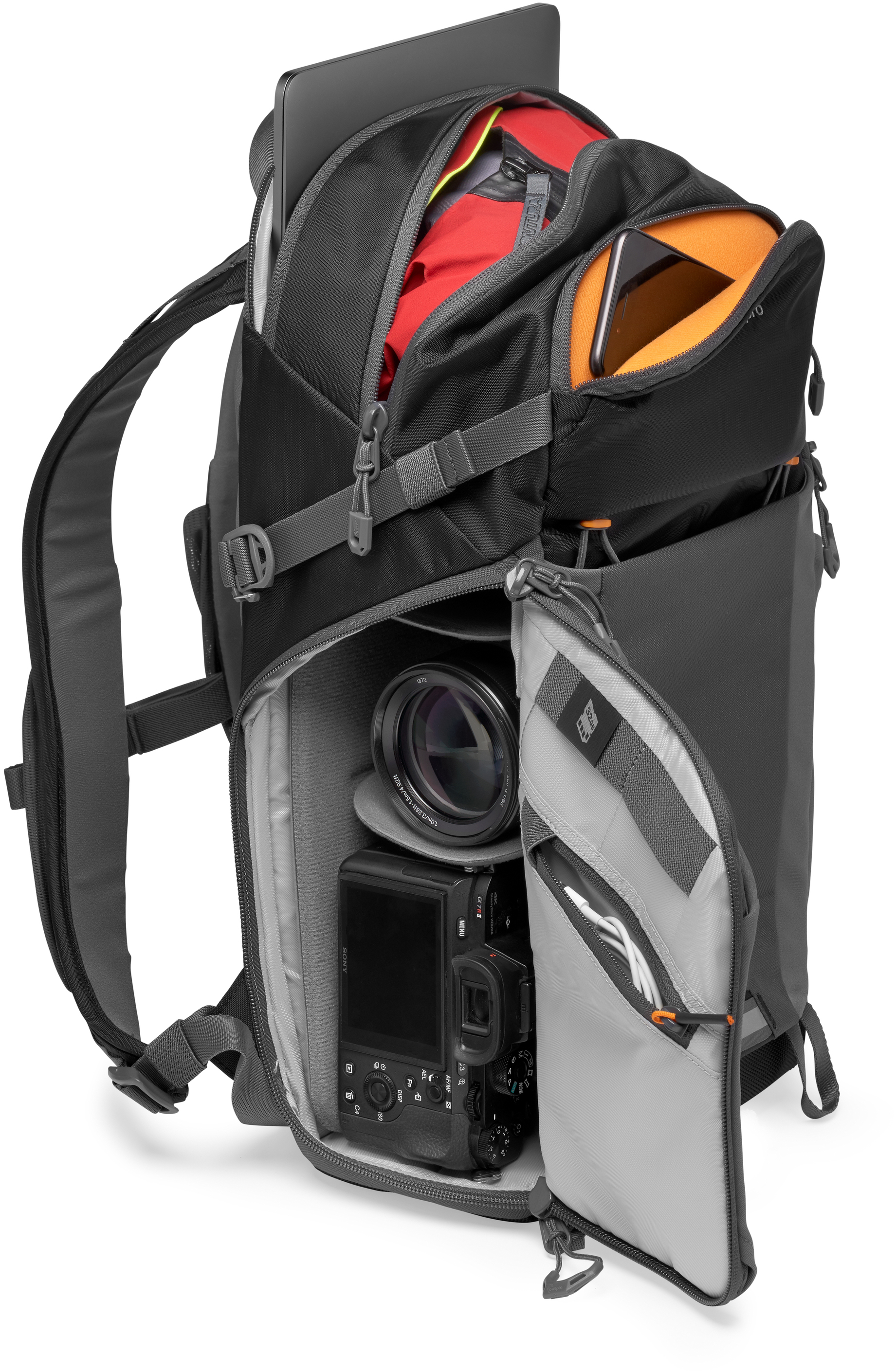 Schwarzer Rucksack mit offenen Fächern, die Kamera, Objektiv und Laptop zeigen.