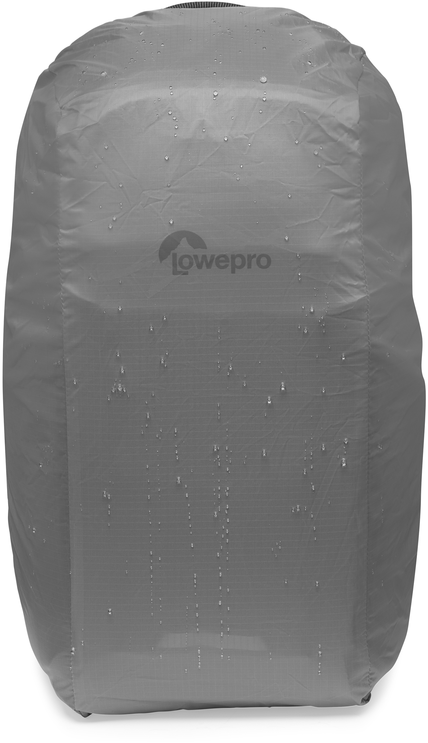 Ein grauer Rucksack mit Lowepro-Logo, bedeckt von einer Regenhülle mit Wassertropfen.