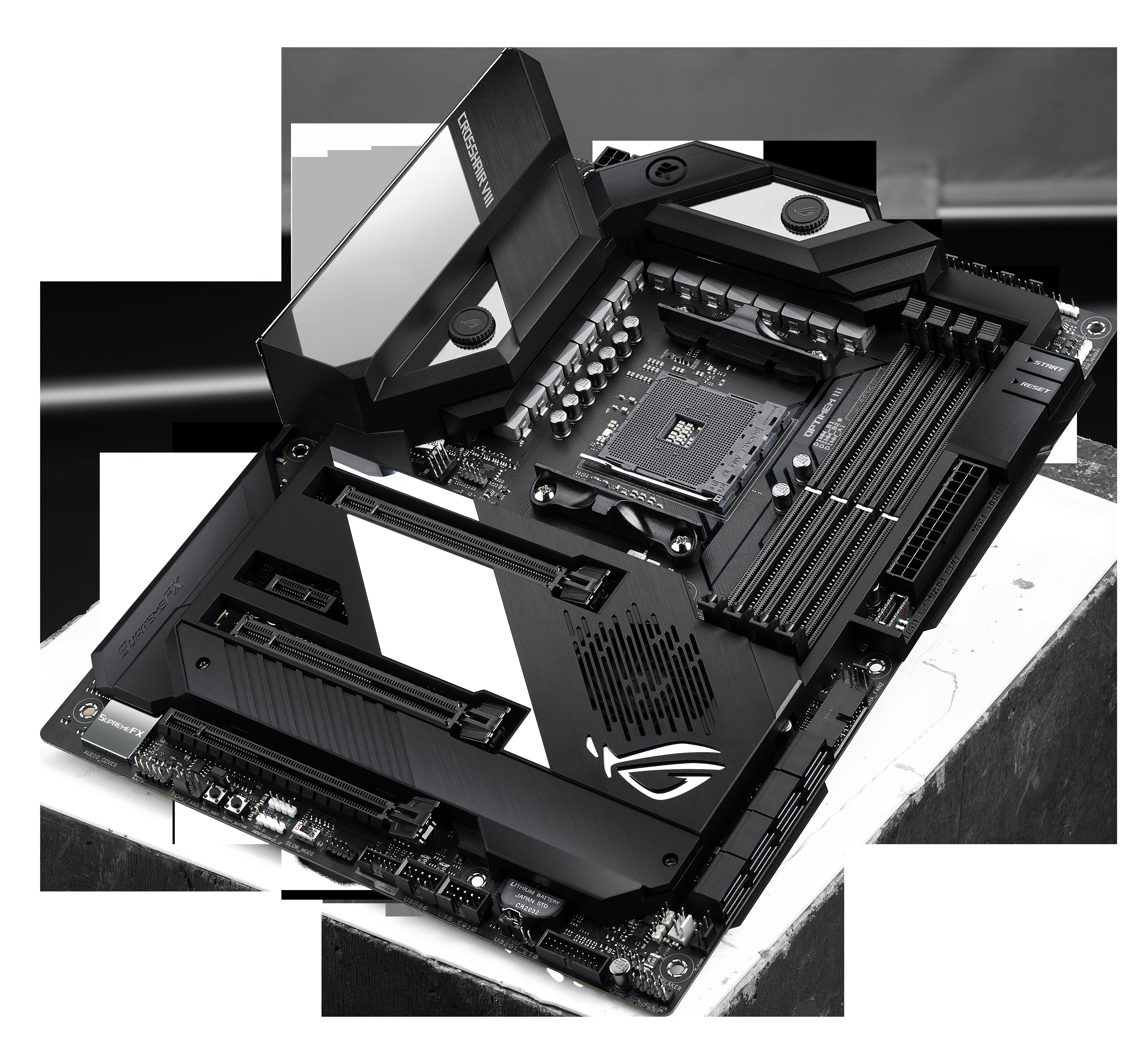Schwarzes Motherboard mit verschiedenen Komponenten, aus einem Winkel auf weißer Oberfläche betrachtet.