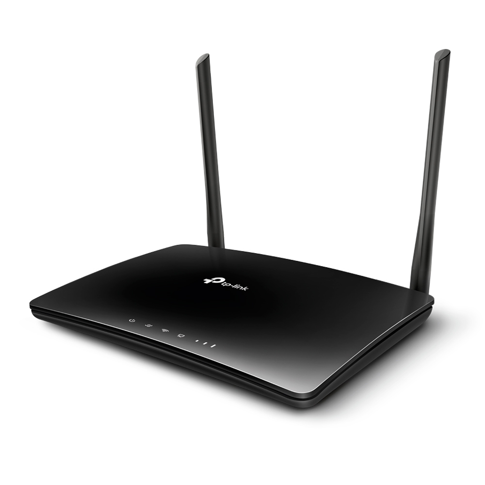 Zwarte TP-Link draadloze router met twee antennes. De router heeft indicatielampjes. Witte ondergrond.