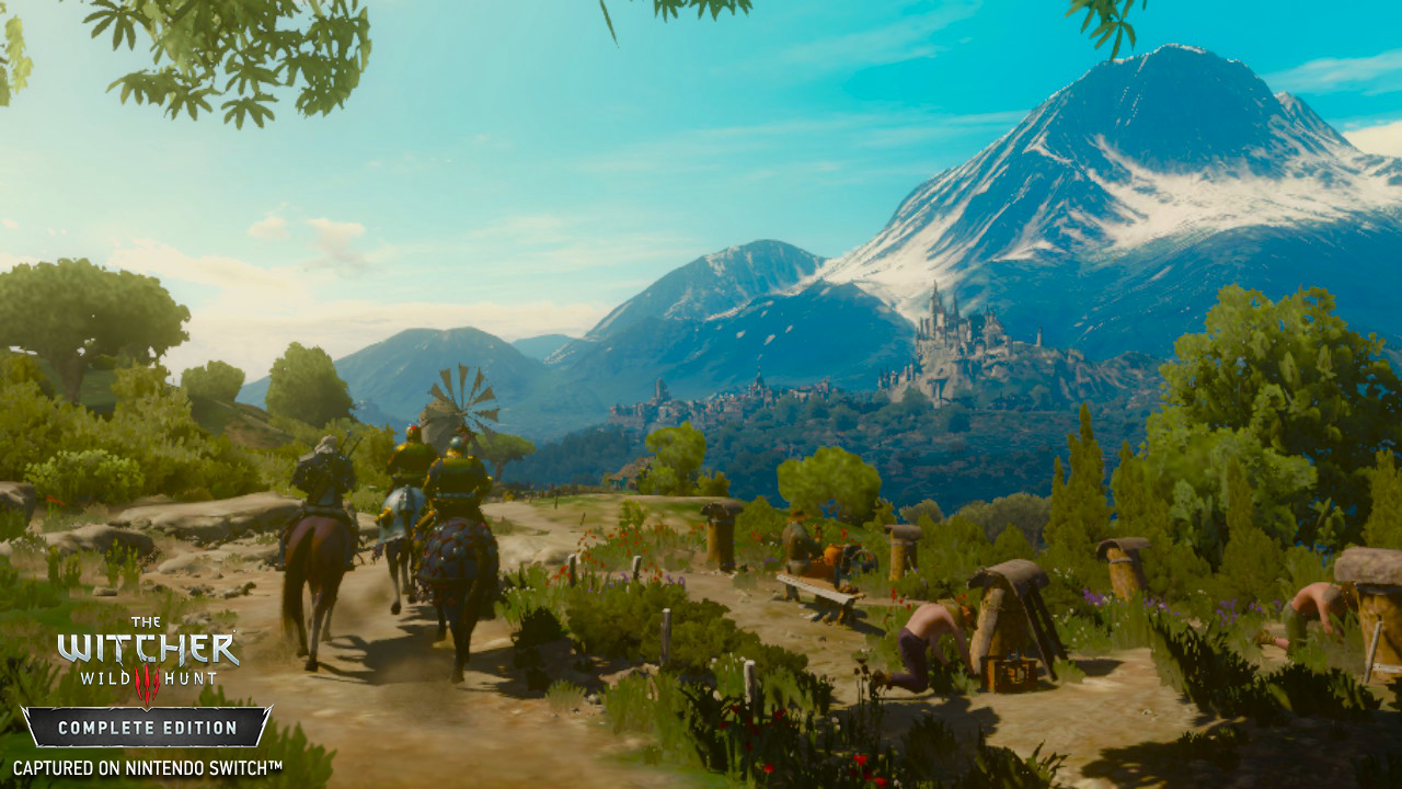 The Witcher 3 Spielszene. Reiter auf einem Feldweg, Berge und eine Burg im Hintergrund.