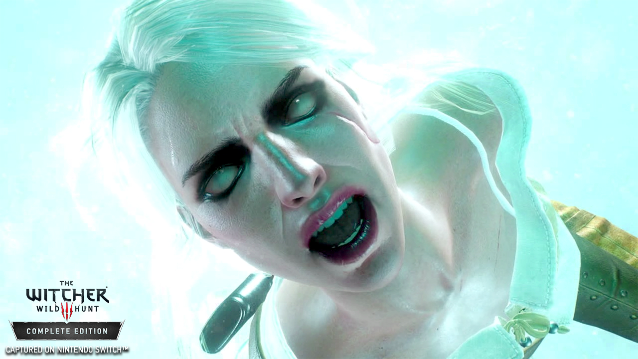 Nahaufnahme eines Frauengesichts mit weißen Augen und einem schreienden Ausdruck. Der Hintergrund ist hell.