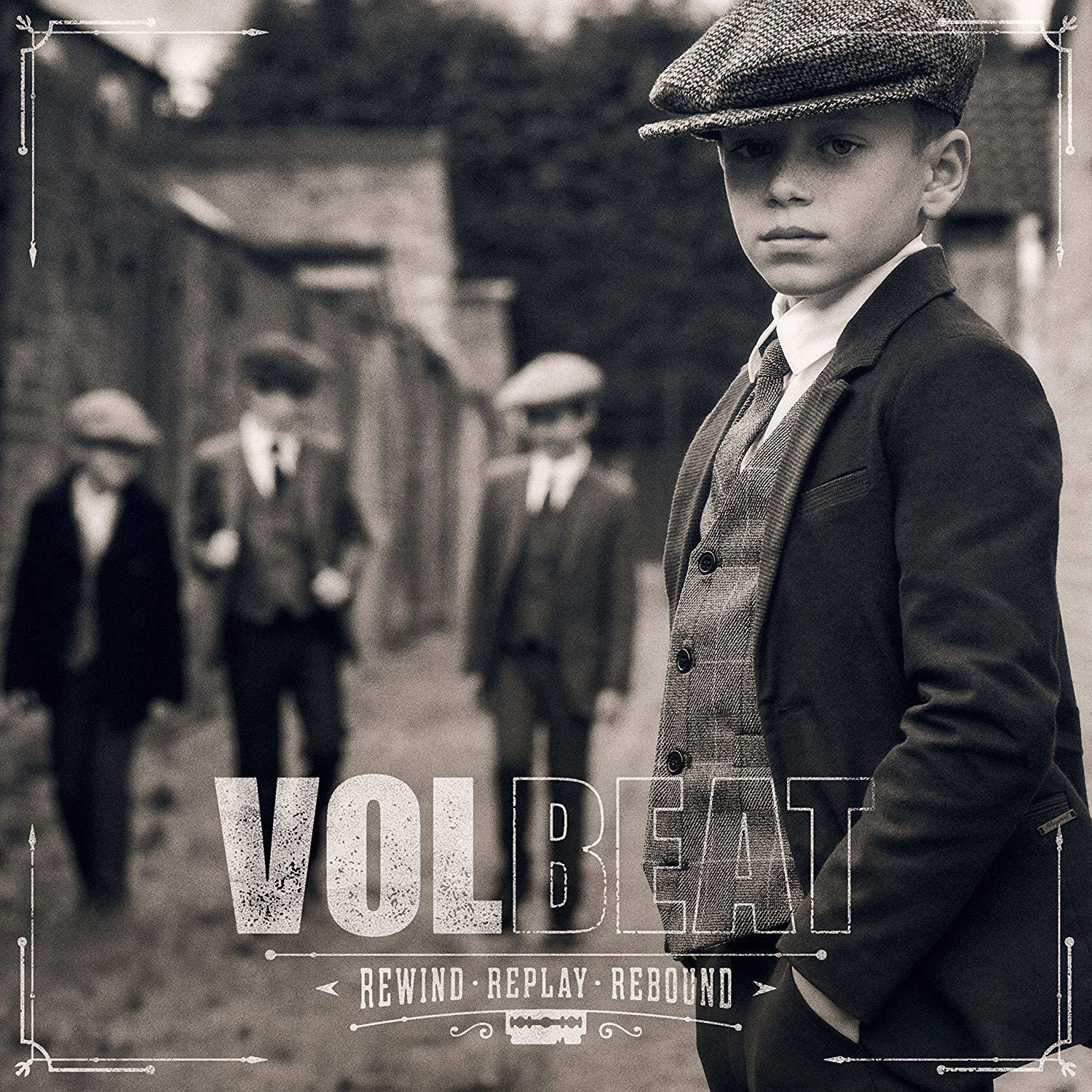 Jongen met pet en pak, andere jongens wazig op de achtergrond. Volbeat tekst.