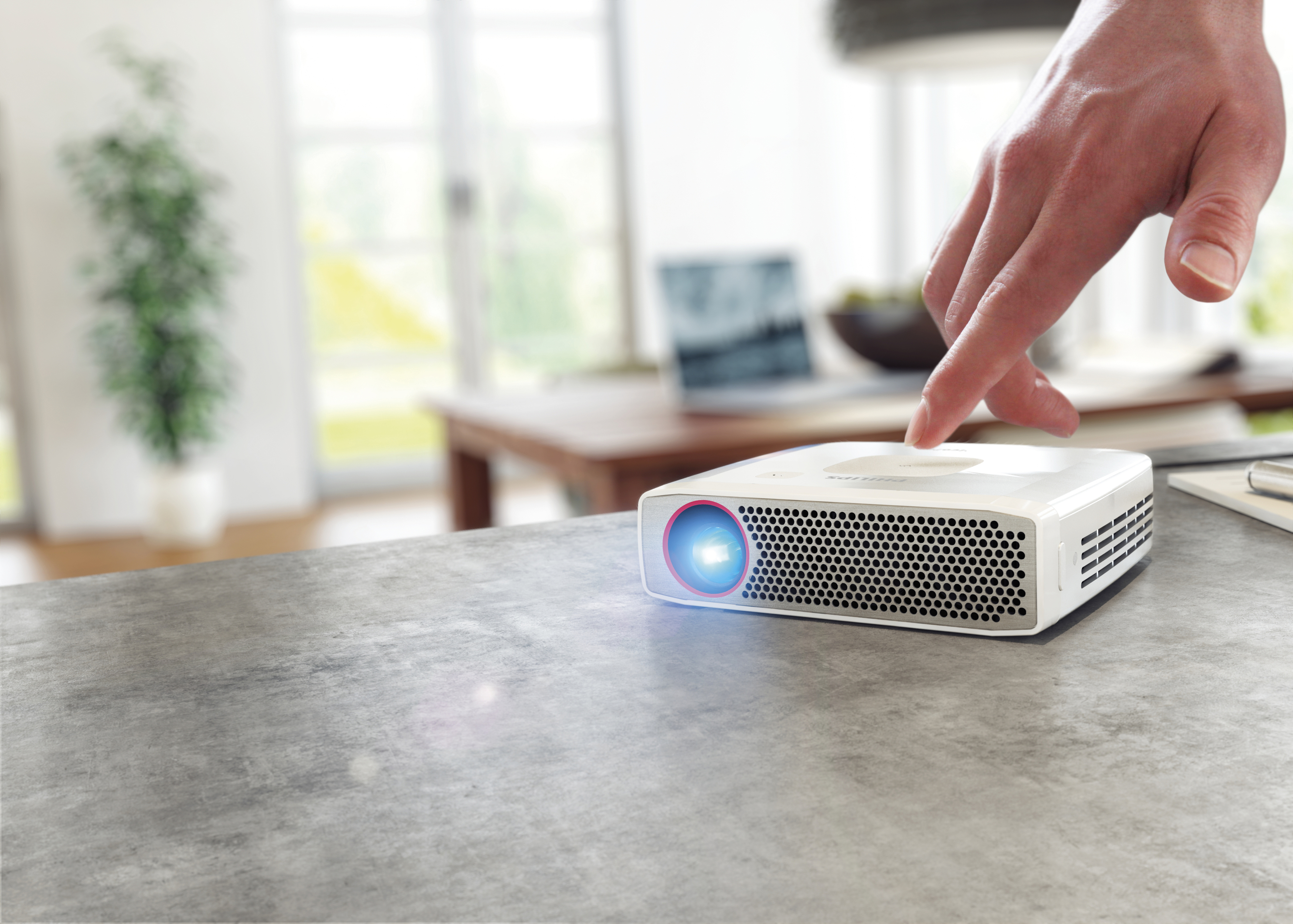 PHILIPS PICOPIX PLUS PPX 4835 EK Mini Beamer(HD, 350 Lumen)