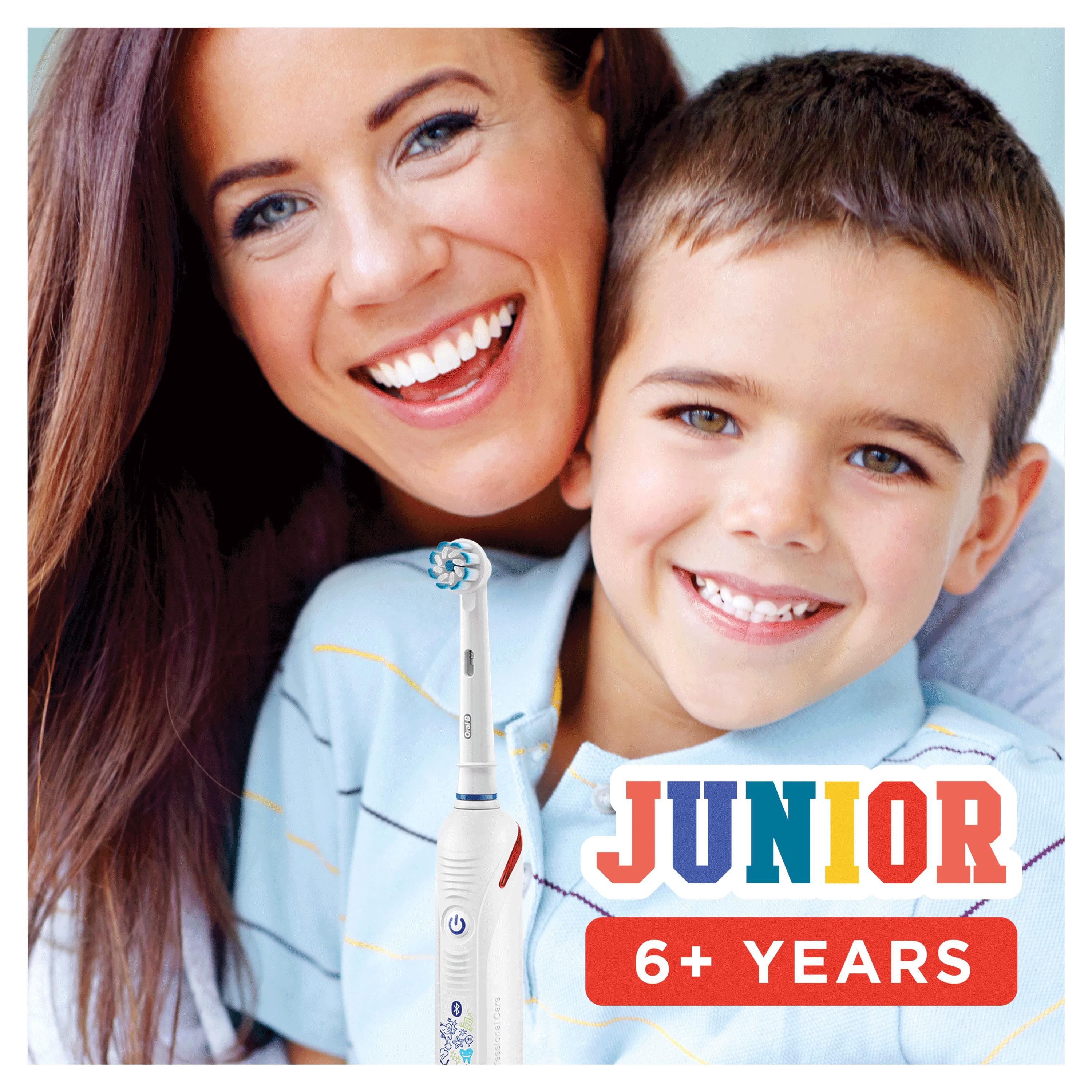 Mutter und Sohn mit einer Zahnbürste. 'Junior' und '6+ Jahre' sind sichtbar.