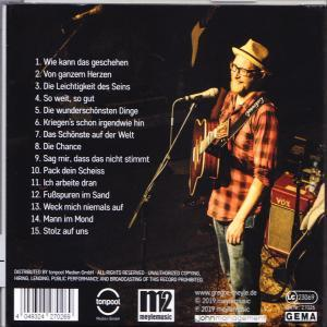 Rückseite einer CD mit Songtiteln, einem Mann mit Brille und Gitarre, in dunkler Umgebung.