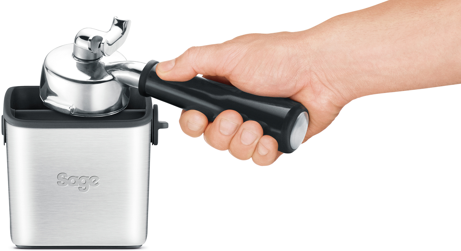 Een hand die een Sage espressomachine portafilter vasthoudt, zilver en zwart.