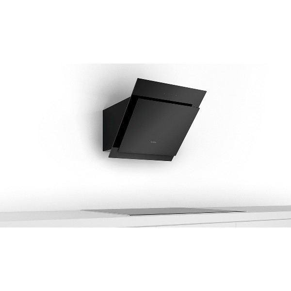 Campana extractora negra montada en una pared blanca, con una encimera debajo. Diseño moderno y elegante.