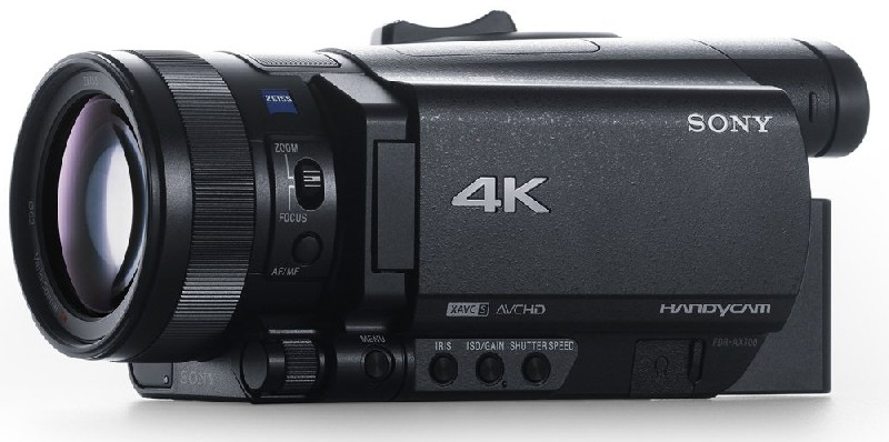 Cámara Sony 4K negra con lente grande. Tiene botones y una pantalla.