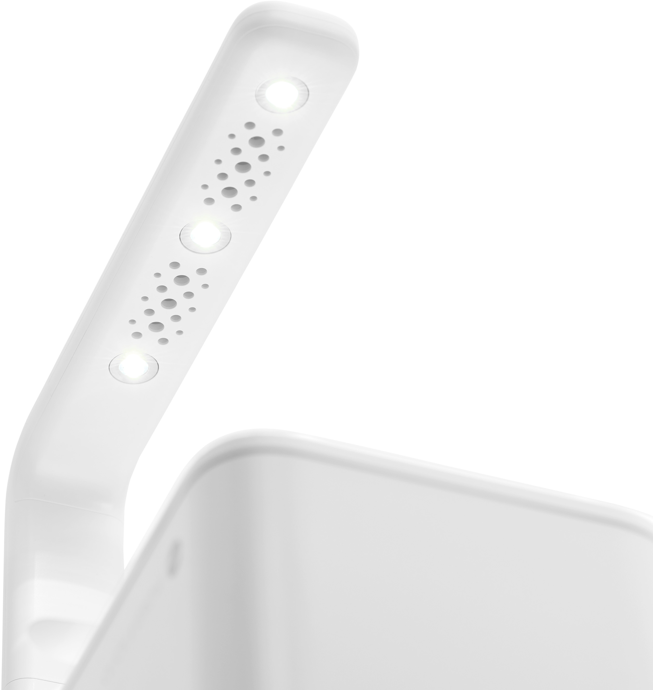 Eine weiße Schreibtischlampe mit drei Lichtern befindet sich links, mit weißem Hintergrund. Die Lampe ist leicht angewinkelt.