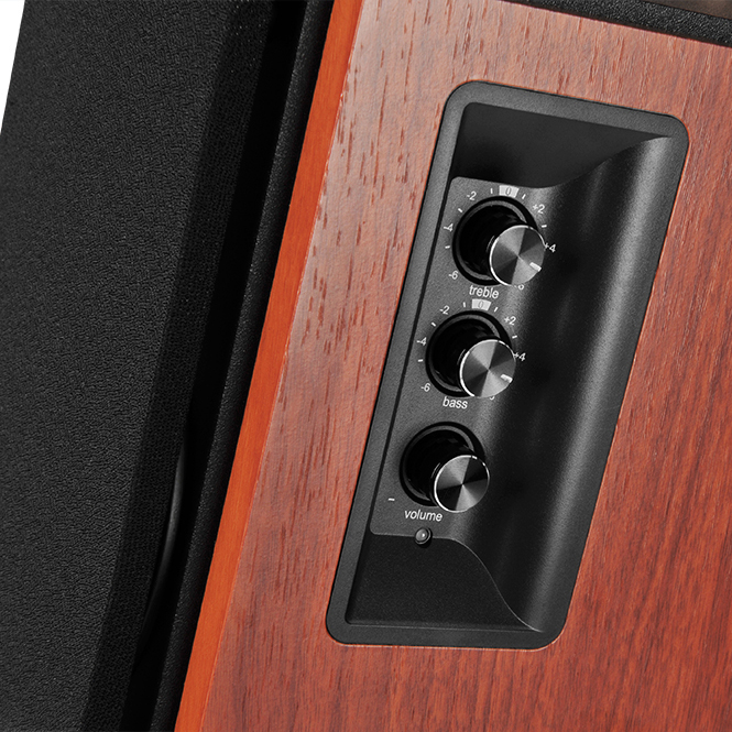 Holzlautsprecher mit Lautstärke-, Höhen- und Bassreglern auf schwarzem Panel.