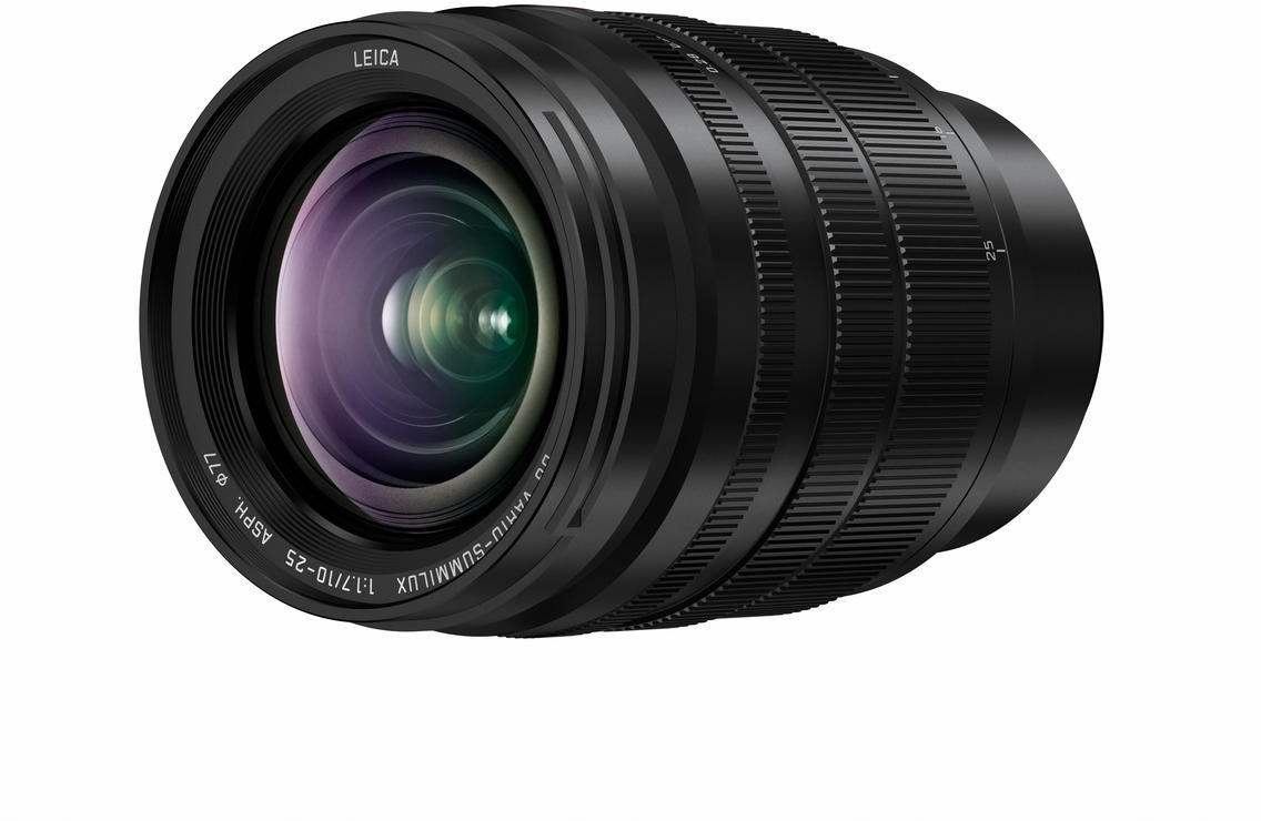 Schwarzes Kameraobjektiv mit Leica- und 1:1.7/10-25 ASPH-Markierungen, auf weißem Hintergrund.