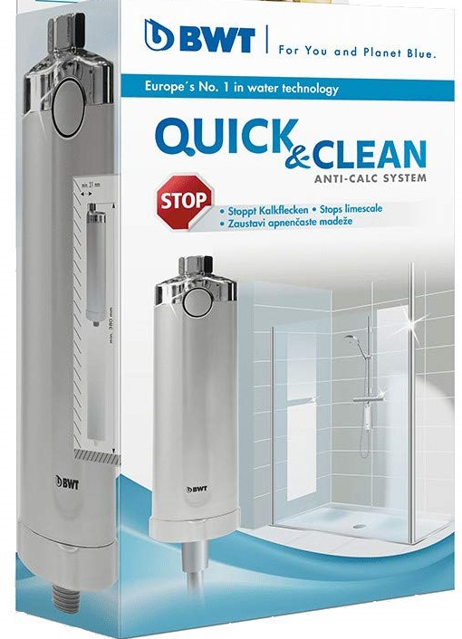 Eine BWT Quick & Clean Anti-Kalk-Systembox und -Produkt, mit einer Dusche im Hintergrund sichtbar.