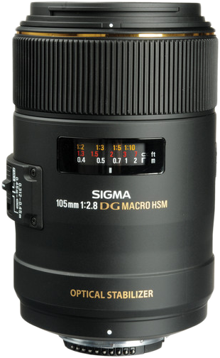 Fekete Sigma 105mm f/2.8 DG Macro HSM objektív arany gyűrűvel, fókusz- és távolságjelölésekkel fehér háttéren.