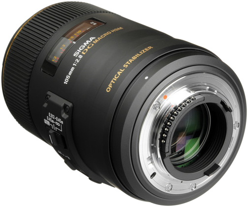 Egy fekete Sigma 105mm DG Macro HSM optikai stabilizátor objektív.