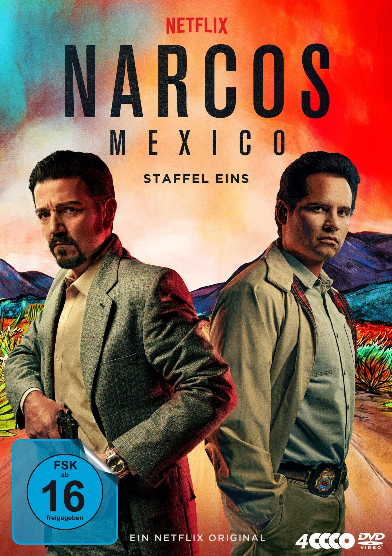 DVD-Cover für 'Narcos Mexico'. Zwei Männer stehen, einer hält eine Pistole. Der Hintergrund ist eine Straße.