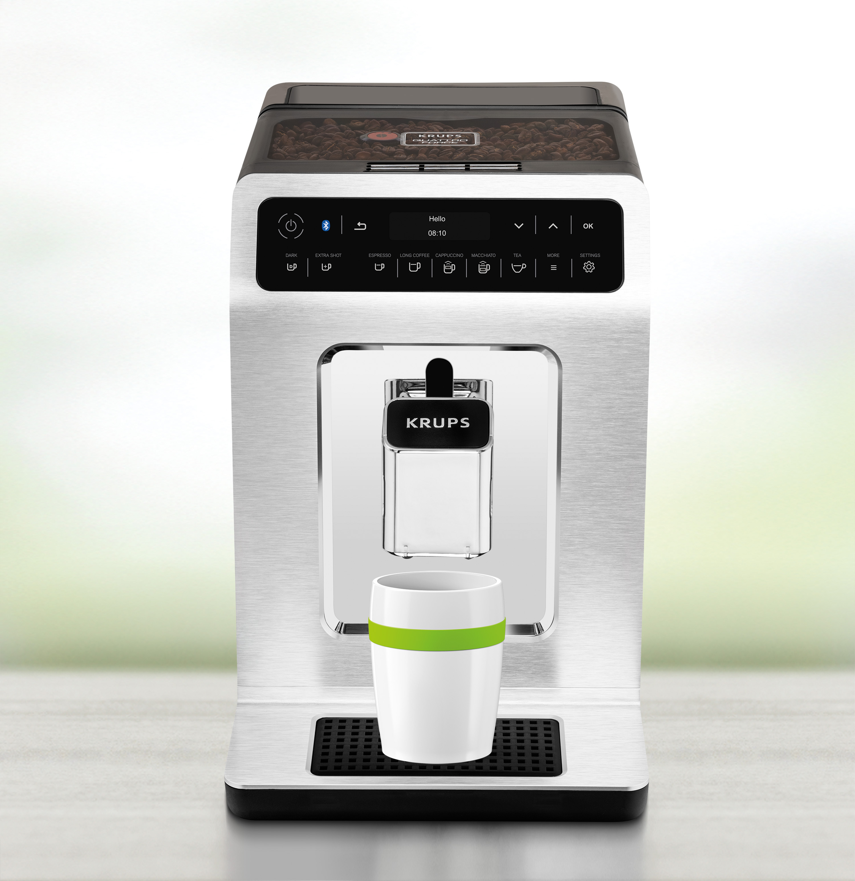Silberne Krups-Kaffeemaschine mit einer Tasse. Die Maschine hat einen Bohnenbehälter und einen Bildschirm.
