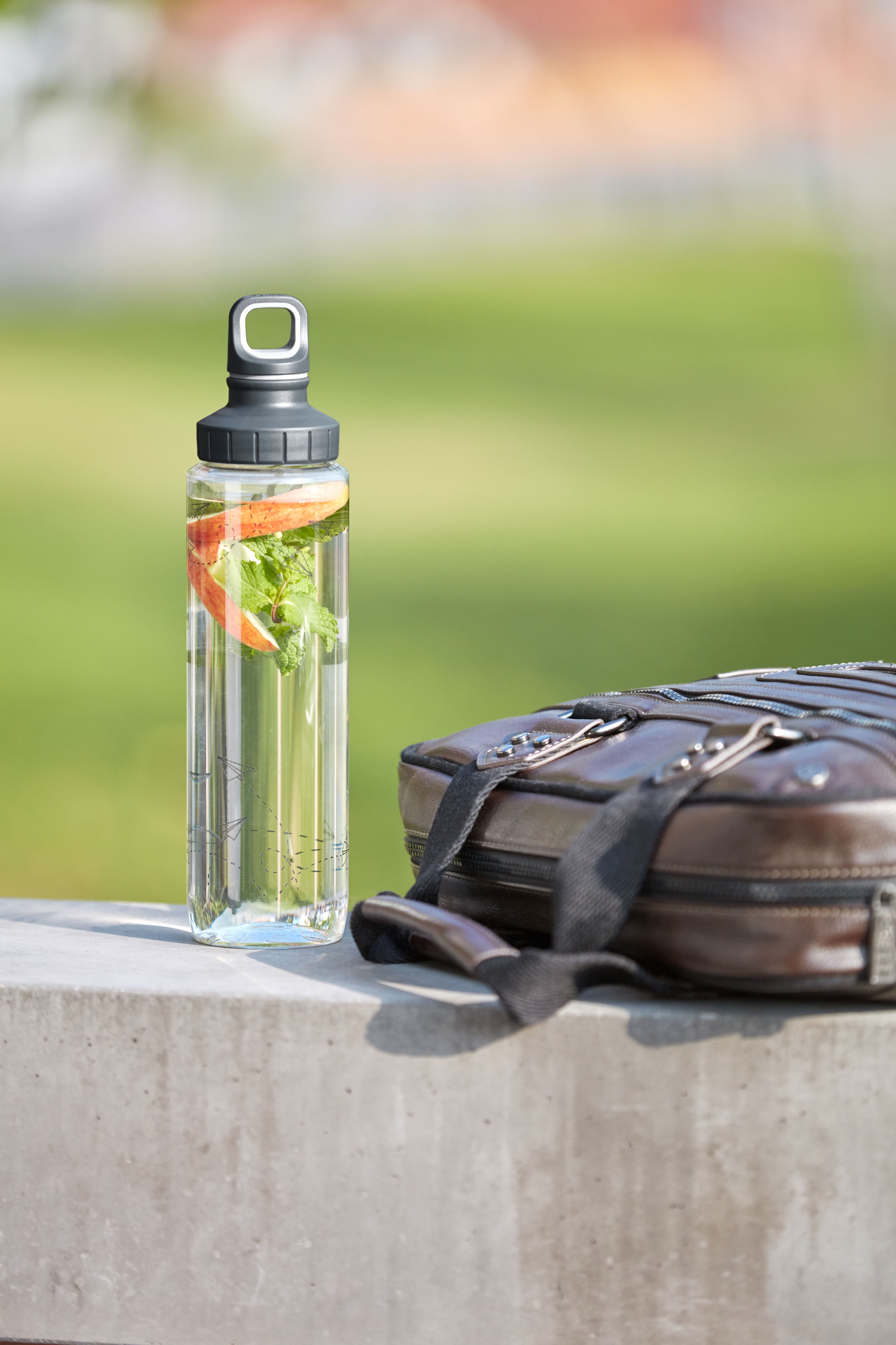 EMSA F3030700 Drink2Go Tritan Trinkflasche Transparent/Grau/Schwarz