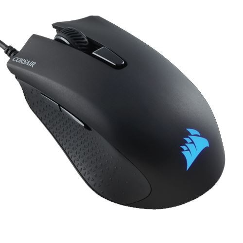 Ratón de ordenador negro con el logotipo de Corsair. Tiene una rueda de desplazamiento y botones. Fondo blanco.