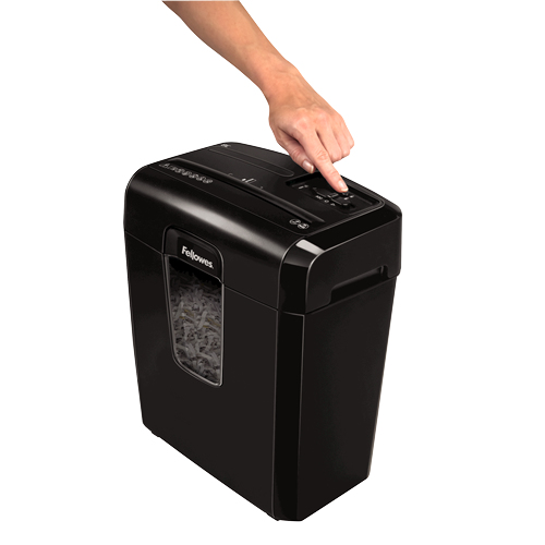 Una destructora de papel negra Fellowes. Una mano presiona un botón en la parte superior.