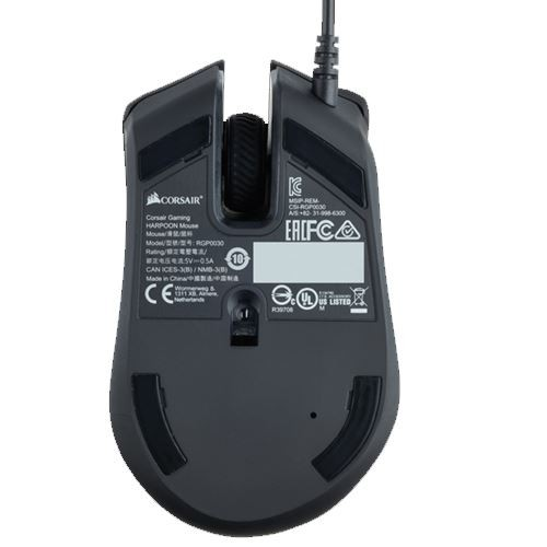 La parte inferior de un mouse para juegos Corsair negro con características y etiquetas visibles.