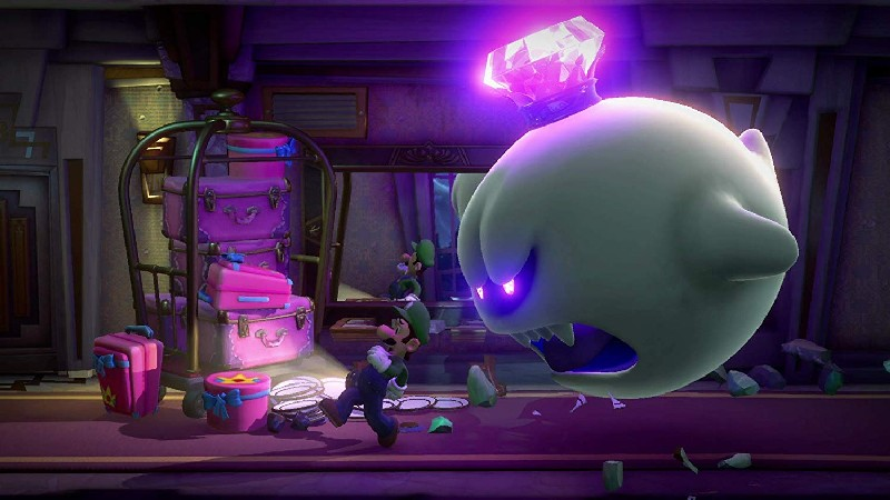 Luigi huyendo de un Boo gigante en una mansión.